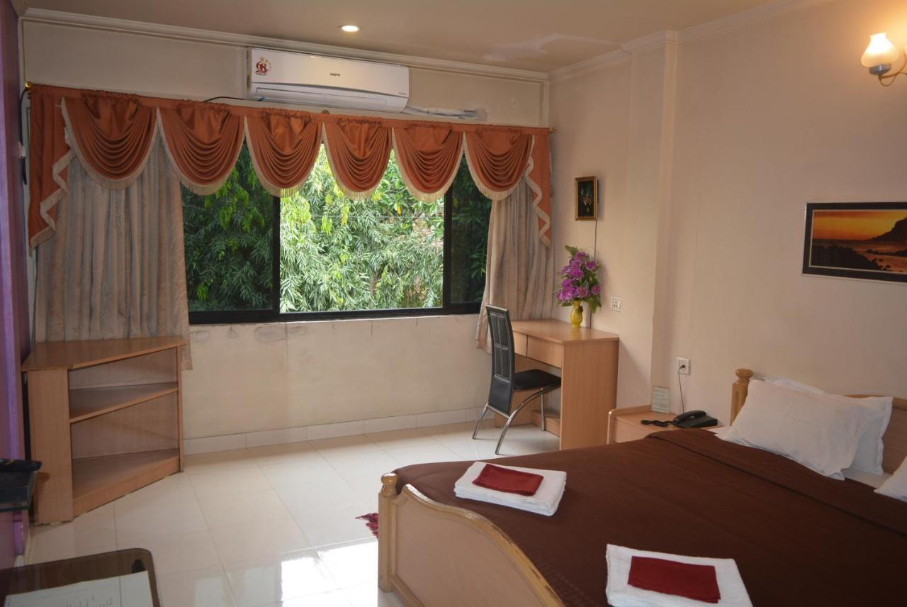 Hotel Poonam Exterior photo