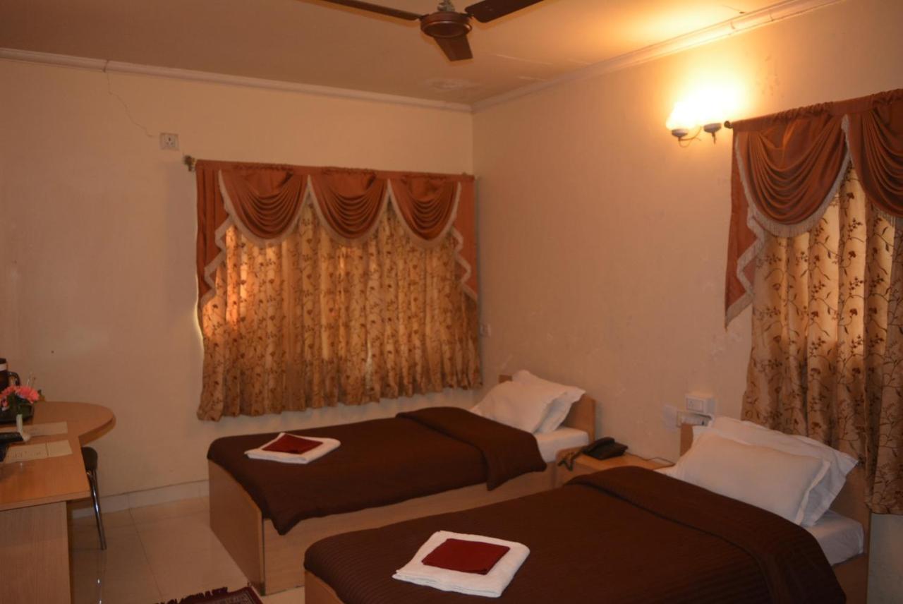 Hotel Poonam Exterior photo