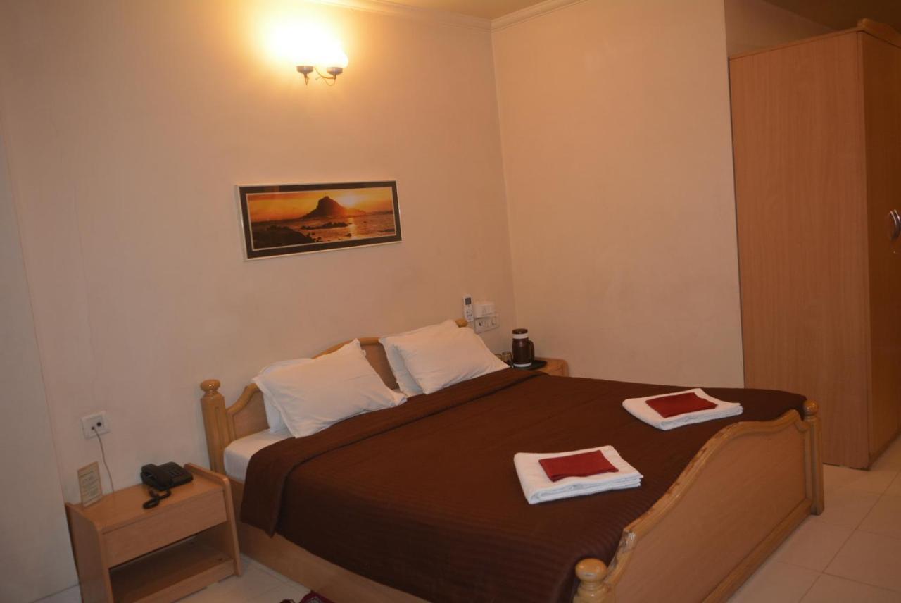 Hotel Poonam Exterior photo