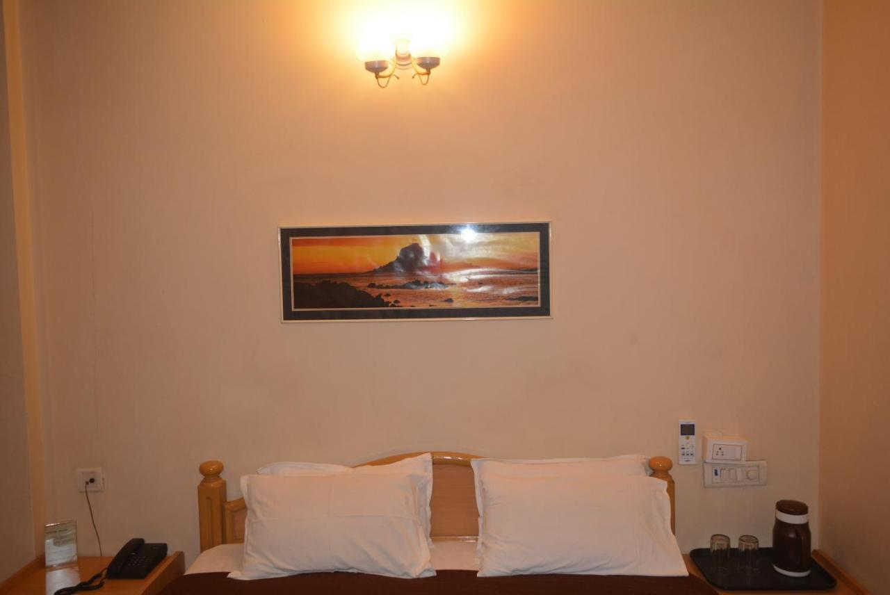 Hotel Poonam Exterior photo