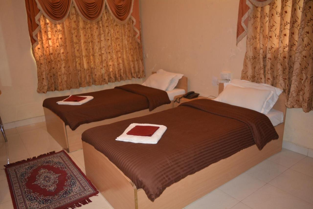 Hotel Poonam Exterior photo