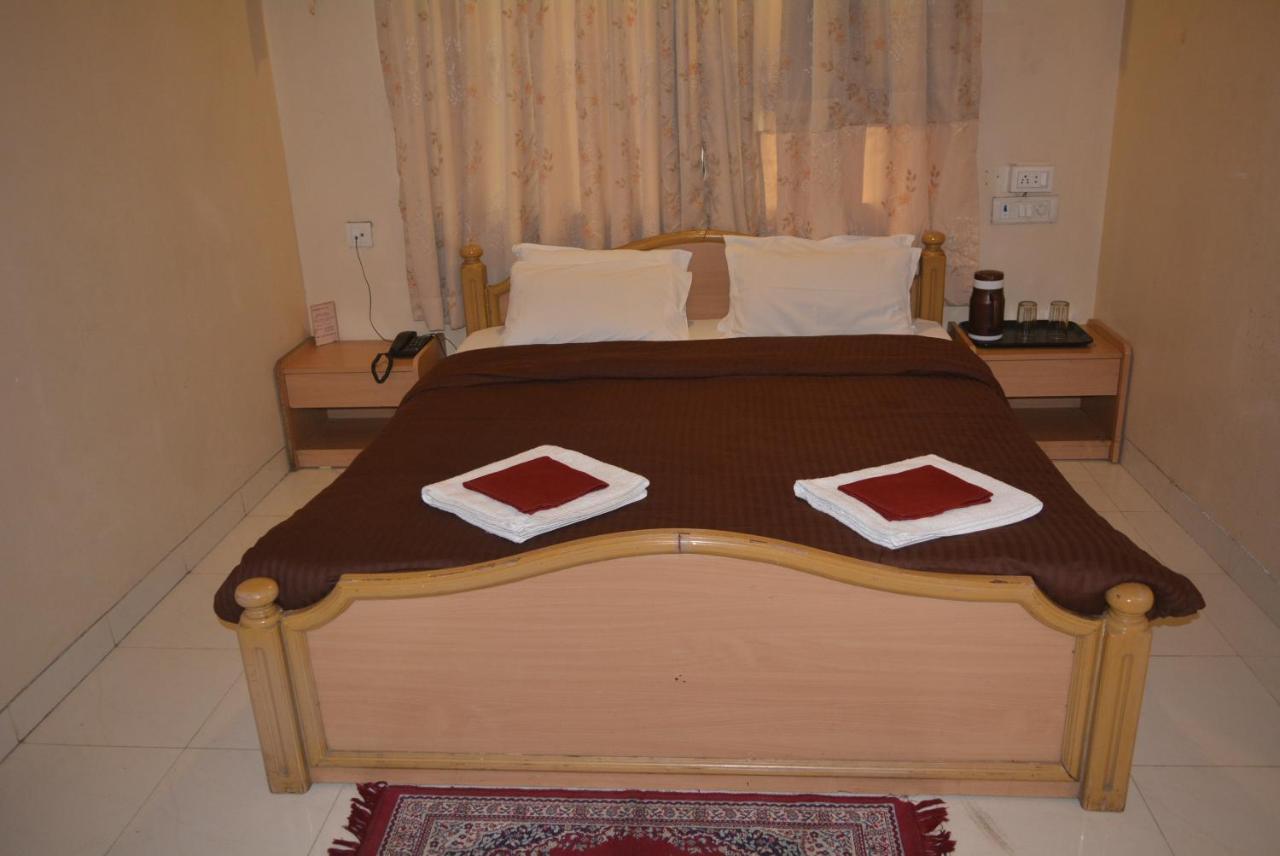 Hotel Poonam Exterior photo
